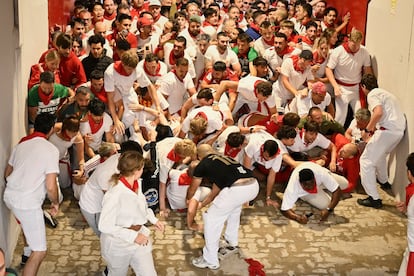 Tras la entrada de los toros, un grupo de mozos se amontona en el acceso a la plaza de toros.