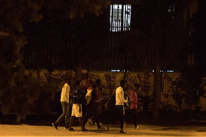 Menores extranjeros no acompañados en los alrededores del centro de primera acogida Hortaleza.