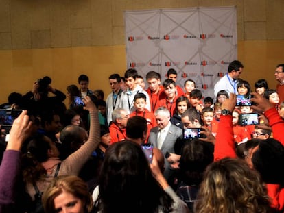 Anatoli Kárpov, en el centro, durante la entrega de premios del torneo Chess&Gazte, el pasado domingo en el BEC de Barakaldo (Bizkaia).