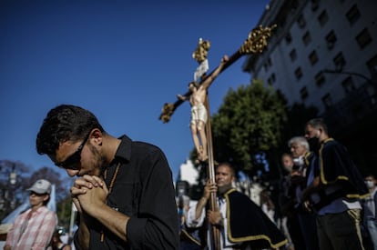 Opositores al proyecto de ley se manifiestan con un crucifijo.