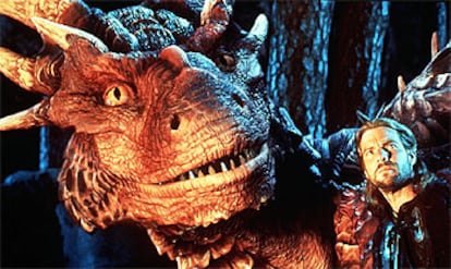 Un fotograma de 'Dragonheart', filme con elementos que recuerdan el mundo de Andrzej Sapkowski (abajo).