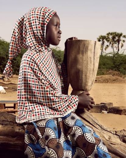 La alumna de tercer grado Mariama Morou vive en Kosseye Satom, un pueblo a 15 kilómetros de Niamey, la capital de Níger. Hoy está ayudando a su madre con las tareas del hogar, porque su maestra no se presentó. El ausentismo entre los maestros es muy común en Níger.