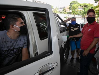 Cola para repostar en una gasolinera de Caracas.