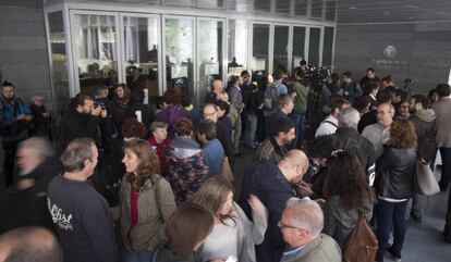 Veïns i polítics a la porta de l'Ajuntament de Badalona.