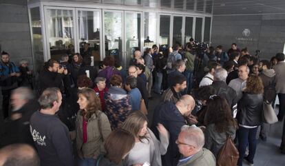 Ve&iuml;ns i pol&iacute;tics a la porta de l&#039;Ajuntament de Badalona. 