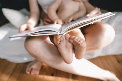 Los estudios muestran que los hijos de padres lectores suelen leer, independientemente de su entorno social.