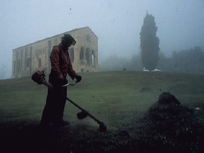 La bella silueta de Santa María del Naranco, la iglesia que mando construir Ramiro I, se funde con la niebla.