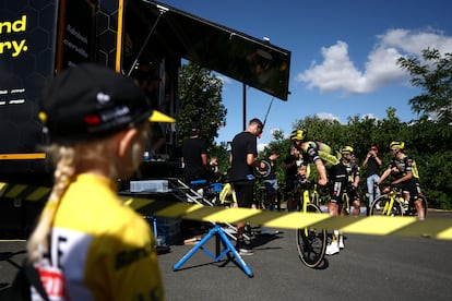 Ciclistas del Visma visitan a los mecánicos del equipo, ayer, en Lille