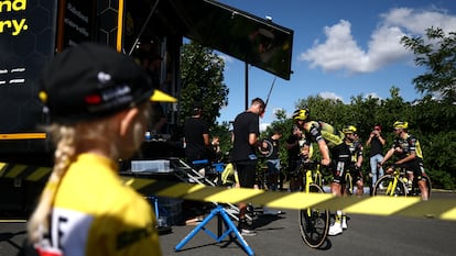 Los ciclistas del Visma visitan a los mecánicos del equipo, ayer, en Lille.