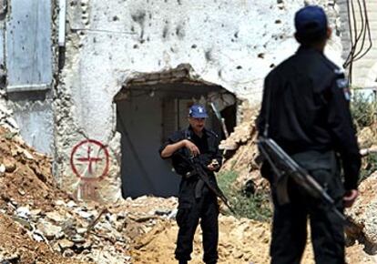 La policía palestina vigila una de las puertas de la maltrecha <i>Mukata</i>.