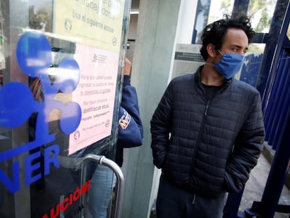 Pessoas usam máscaras faciais na fila de espera do Instituto Nacional de Doenças Respiratórias na Cidade do México.