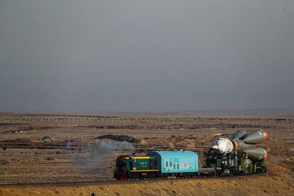 Vista del traslado del cohete Soyuz MS-12 en tren a la plataforma de lanzamiento en el Cosmódromo de Baikonur (Kazajistán). 