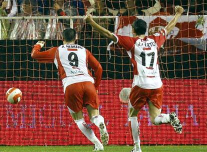 Negredo y Juanma Ortiz celebran el primer gol del Almería.