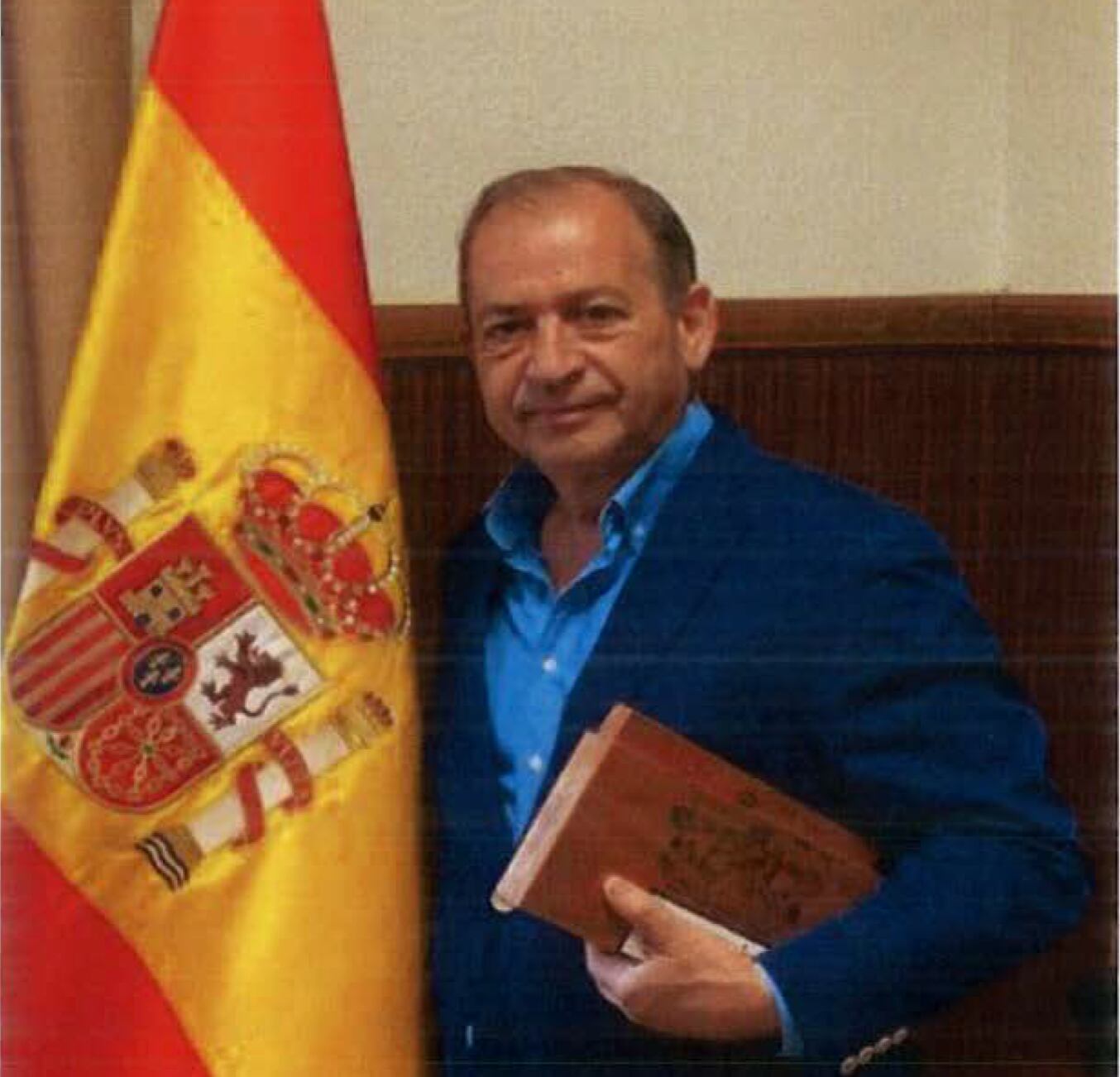 El general Francisco Espinosa Navas, ante una bandera y con una caja de puros regalada por un integrante de la trama, el 1 de septiembre de 2020.