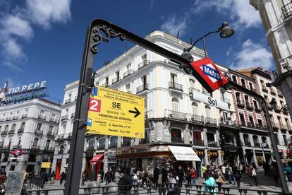 Un cartel avisa del servicio alternativo de autobuses de la EMT que sustituye a la línea 2, cortada desde hace tres meses.