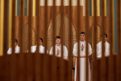 Los acólitos asisten a una misa en la Catedral Xishiku Cathedral, también conocida como la Catedral del Norte en Pekín (China), el 24 de diciembre de 2018.