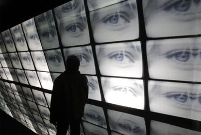 Imágenes sobre la videovigilancia en la exposición <i>Pantalla global</i> del CCCB.