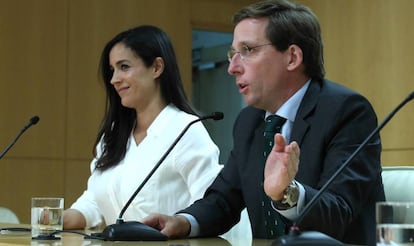 Begoña Villacís y José Luis Martínez-Almeida, tras la primera reunión del Ayuntamiento de Madrid. 