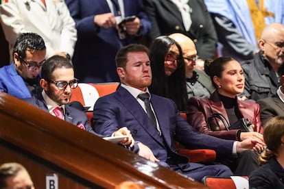 El boxeador mexicano Santos Saúl Álvarez Barragán, conocido como Canelo Álvarez, observa la ceremonia de  toma de protesta de Claudia Sheinbaum Pardo.