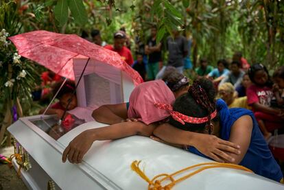 La familia de los fallecidos Puroy y Randy Dela Cruz, asesinados por las fuerzas estatales, lloran mientras los trasladan para su funeral, en Rizal (Filipinas). Randy y Puroy Dela Cruz estaban entre los nueve activistas que defendían los derechos de los indígenas y la defensa de las tierras.