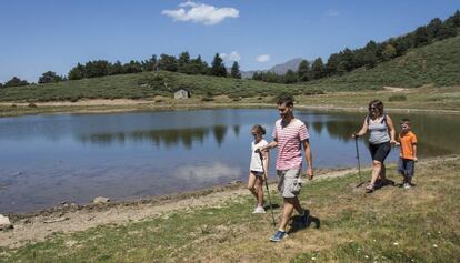 Excursionistas por el valle de Arán.