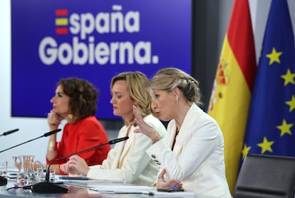 La vicepresidenta segunda y ministra de Trabajo, Yolanda Díaz, junto a Pilar Alegría y María Jesús Montero, durante la rueda de prensa posterior al Consejo de Ministros, este martes en el Palacio de la Moncloa.