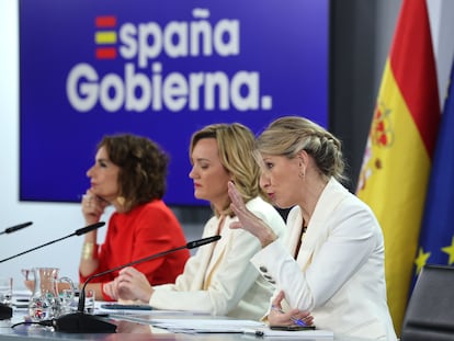 La vicepresidenta segunda y ministra de Trabajo, Yolanda Díaz, junto a Pilar Alegría y María Jesús Montero, durante la rueda de prensa posterior al Consejo de Ministros, este martes en el Palacio de la Moncloa.