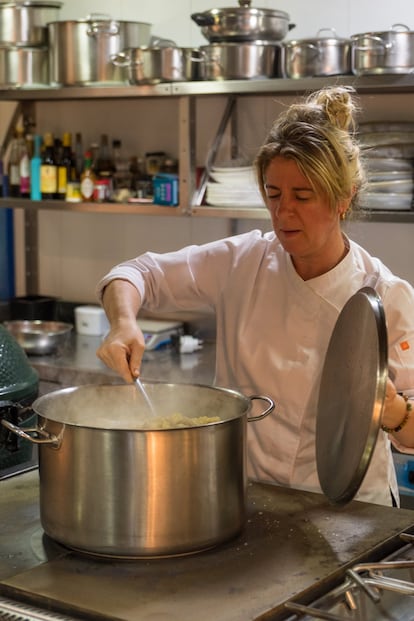 Dice Natalia Menéndez que la sala de su casa no es especialmente bonita. Al margen de gustos estéticos, lo que sí encierra el comedor de Casa Chuchu, en Turón, en plena y silenciosa cuenca minera asturiana, es historia y verdad, la de una familia de chigreros. 