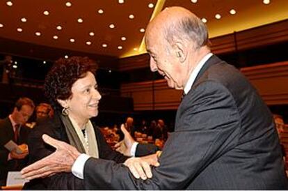 Valéry Giscard d'Estaign felicita ayer en Bruselas a la ministra Ana Palacio.