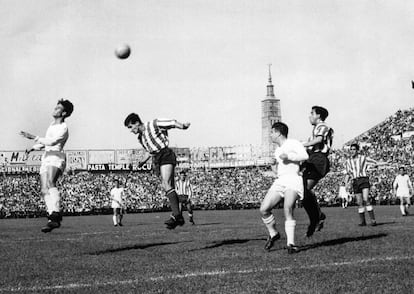 Los futbolistas Mateos (i) y Calleja (2i), rematan de cabeza, junto a Puskas (3d) y Chuzo (4d), durante el partido de la semifinal de la Copa de Europa disputada entre el Atltico de Madrid y el Real Madrid en Zaragoza.