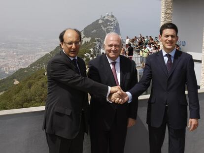 Moratinos, David Miliband y Peter Caruana