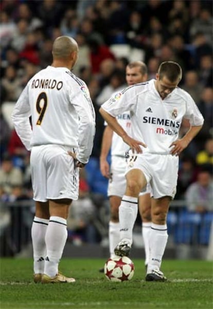 Ronaldo, Owen y Zidane, apesadumbrados tras el gol del Valladolid.