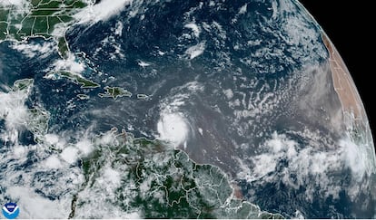 Fotografía satelital del huracán cedida por la Oficina Nacional de Administración Oceánica y Atmosférica a través del Centro Nacional de Huracanes. 
