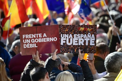 Carteles contra el Gobierno de Pedro Sánchez durante la protesta contra la ley de amnistía, este domingo en Madrid. 