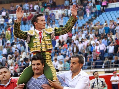 Diego Urdiales, a hombros, gran triunfador de la tarde en Bilbao.