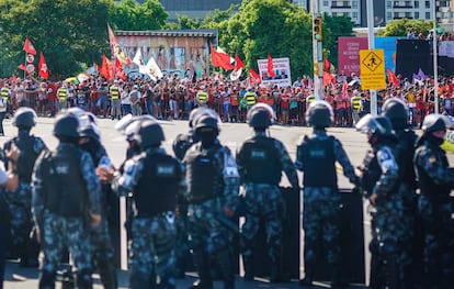 El llamado Batalhão de Choque, preparado para la reacción de los defensores de Lula a las afueras del tribunal.