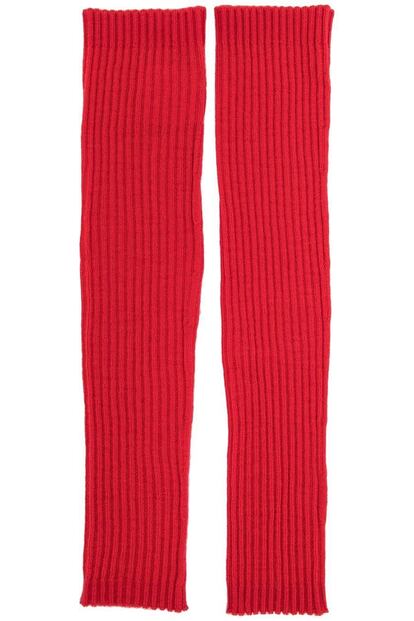 Lo que apunta a convertirse en el complemento más polémico de la temporada no tiene por qué ser aburrido. La firma Cashmere in love apuesta por el color en este diseño teñido de un vibrante rojo pasión. 137€