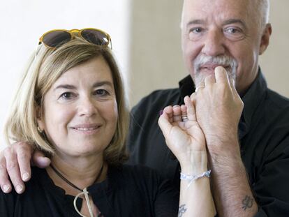 Christina Oiticica y Paulo Coelho, el pasado 25 de julio en Santiago.