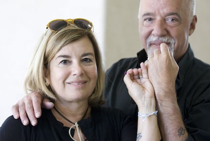 Christina Oiticica y Paulo Coelho, el pasado 25 de julio en Santiago.