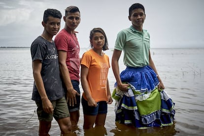 Dani e amigos na margem do rio Tapajós.