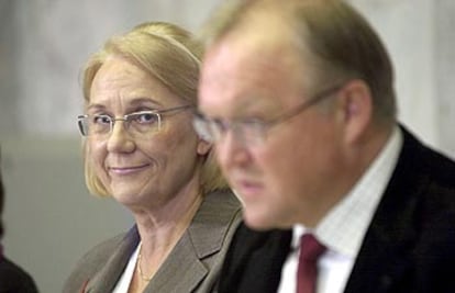 El primer ministro, Goran Persson, presenta a Laila Freivalds como nueva ministra.