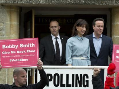 El primer ministre britànic, David Cameron, i la seva dona es topen amb una protesta a la sortida del col·legi electoral a Spelsbury.