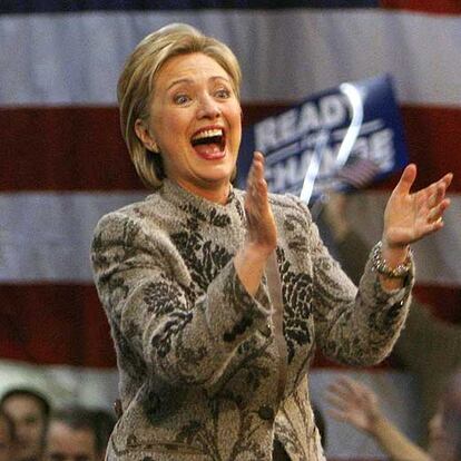 La candidata demócrata Hillary Clinton aplaude a sus partidarios tras saberse ganadora en las primarias, en Manchester.