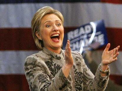 La candidata demócrata Hillary Clinton aplaude a sus partidarios tras saberse ganadora en las primarias, en Manchester.