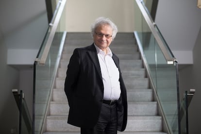 El escritor Amin Maalouf, retratado en la sede de Casa Árabe de Madrid, el 2 de junio de 2024.