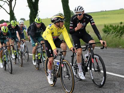 Evenepoel y Tim Wellens, ambos con heridas en las piernas tras la caída en el descenso del Dauphiné, charlan este jueves durante la carrera.