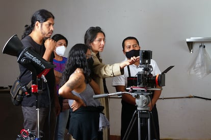 La cineasta Luna Marán, en el set de la película 'Chicharras'.