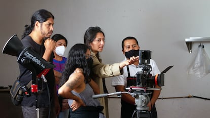 Luna Marán en el set de la película "Chichrarras".