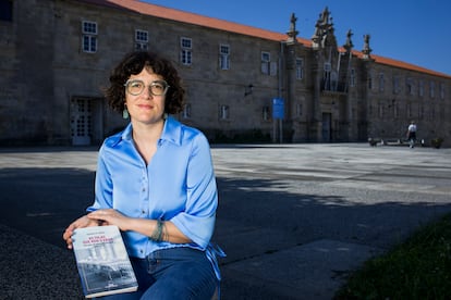 Carmen V. Valiña frente al sanatorio psiquiátrico de Conxo