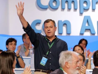 José Luis Sanz, saluda tras ser proclamado nuevo secretario general del PP.